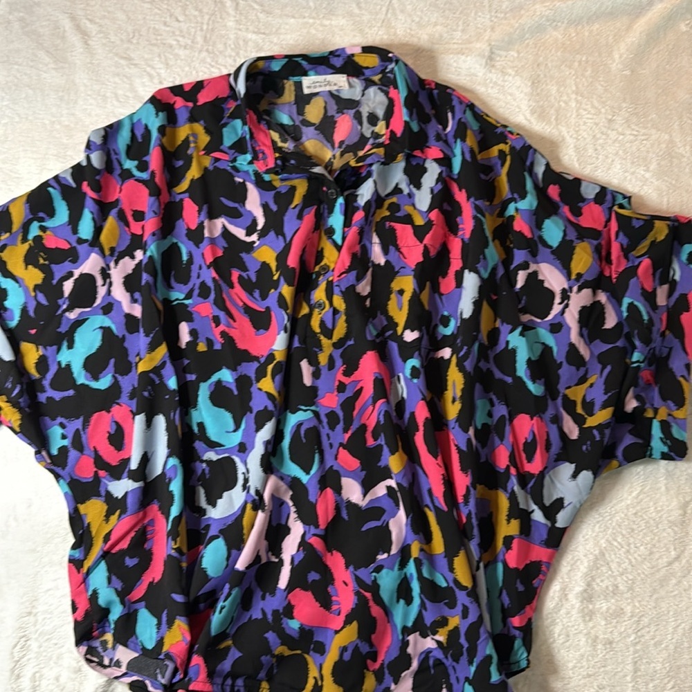 ❤️2/$25❤️ Emily Wonder Vibrant Multicolor Abstract Shirt